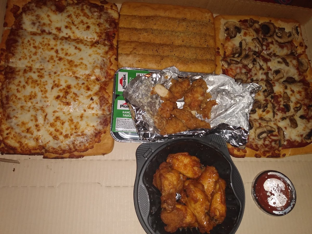 Pizza Hut Photo 4