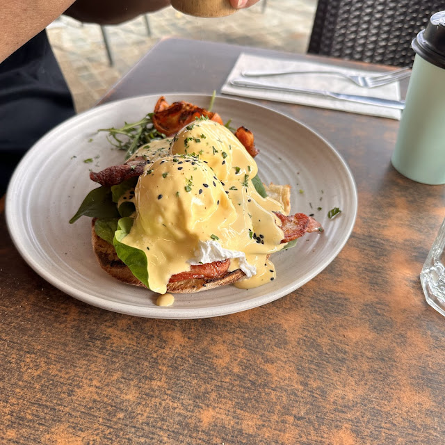 Avocado with Baby Spinach & Hollandaise