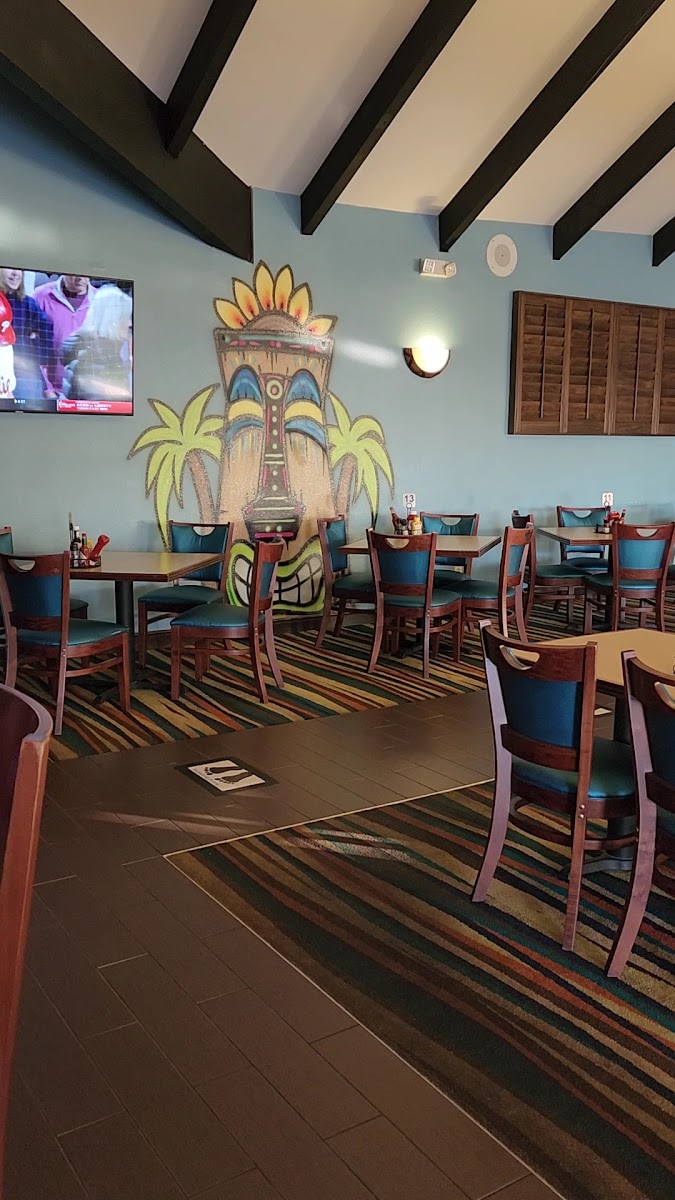 Traders Restaurant & Tiki Lounge Photo 2