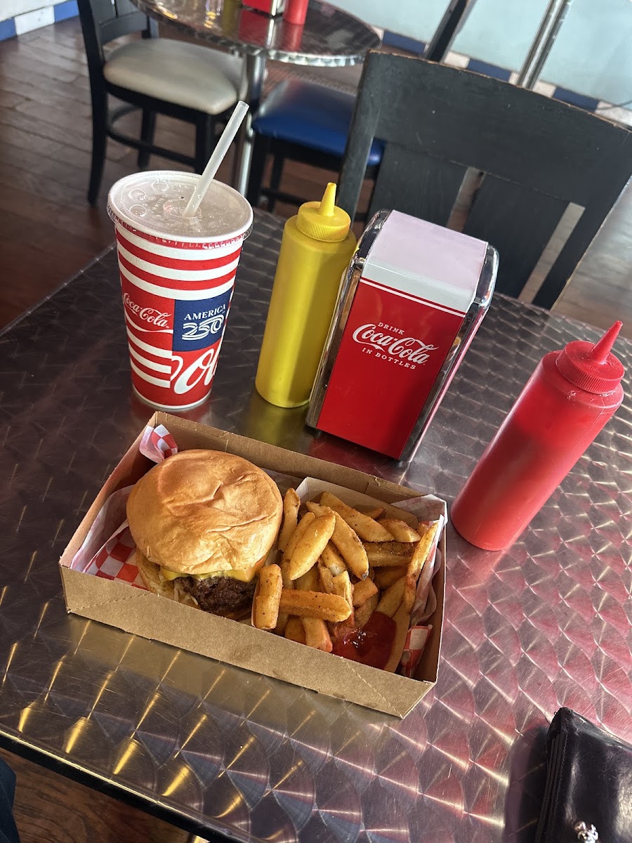 Betty's Burgers Honolulu Photo 1