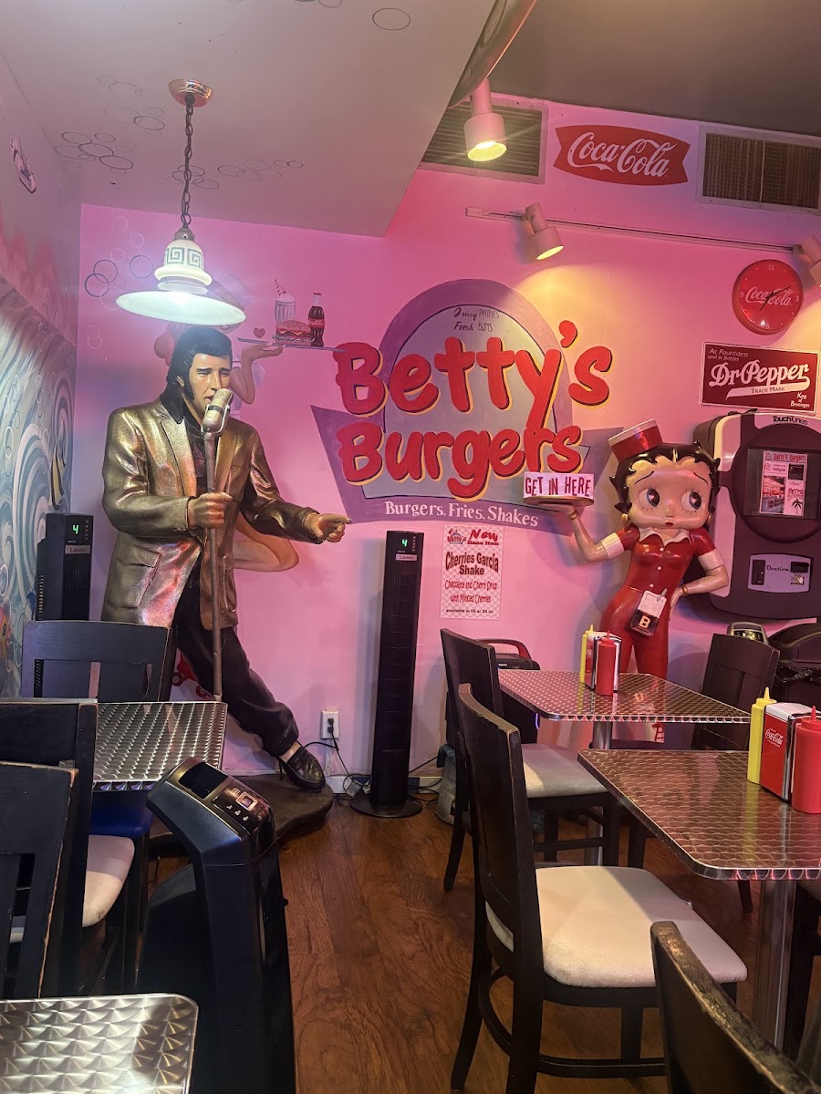 Betty's Burgers Honolulu Photo 4