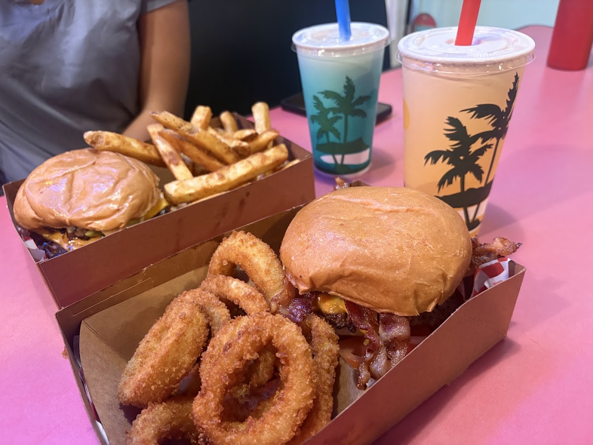 Betty's Burgers Honolulu Photo 6