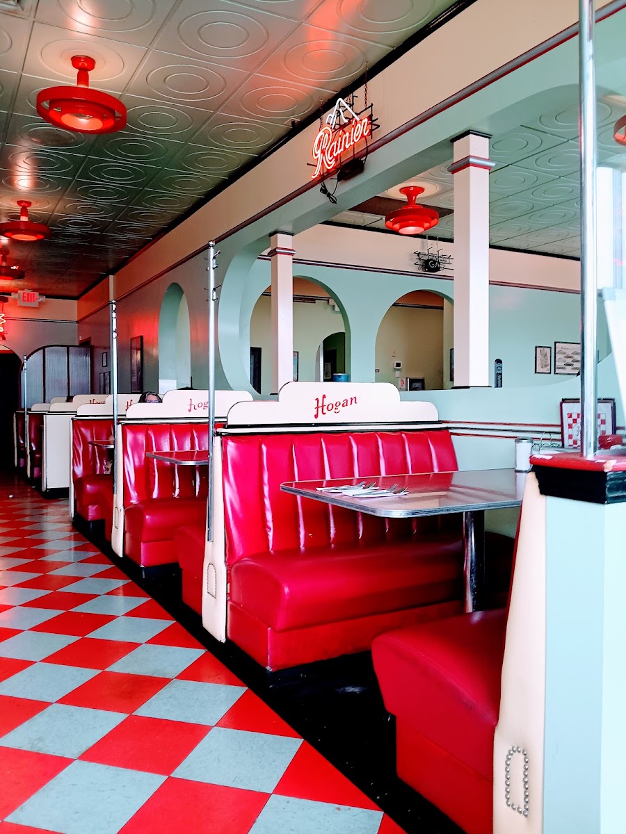Hogan's Cafe Deluxe Photo 4