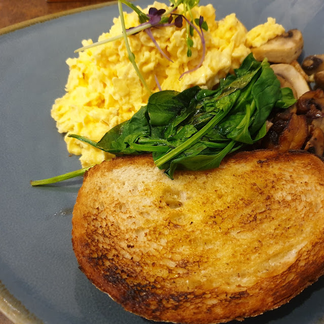 Scrambled Eggs with Spinach and Mushroom