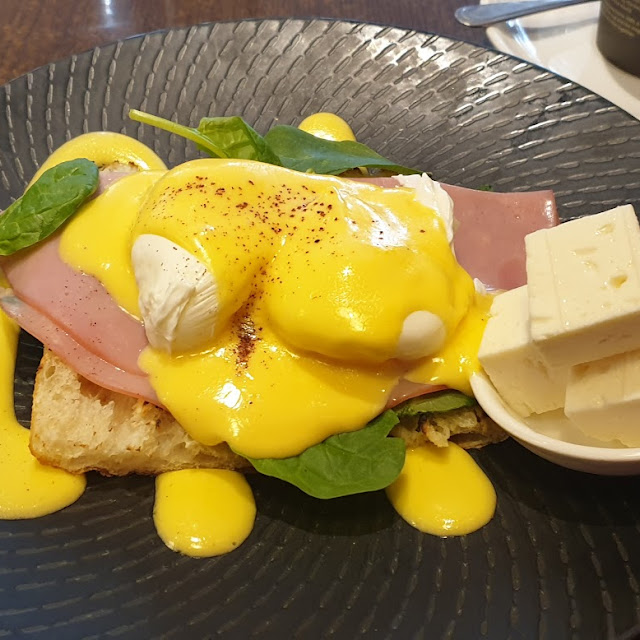 Eggs Benedict with Ham and Feta Cheese