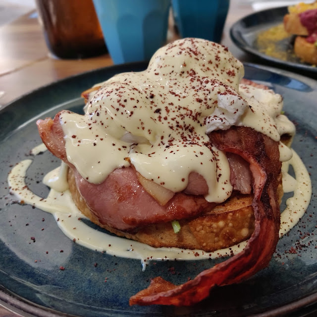 Eggs Benedict with Bacon