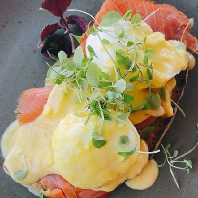 Eggs Benedict Salmon Pulled Beef or Bacon